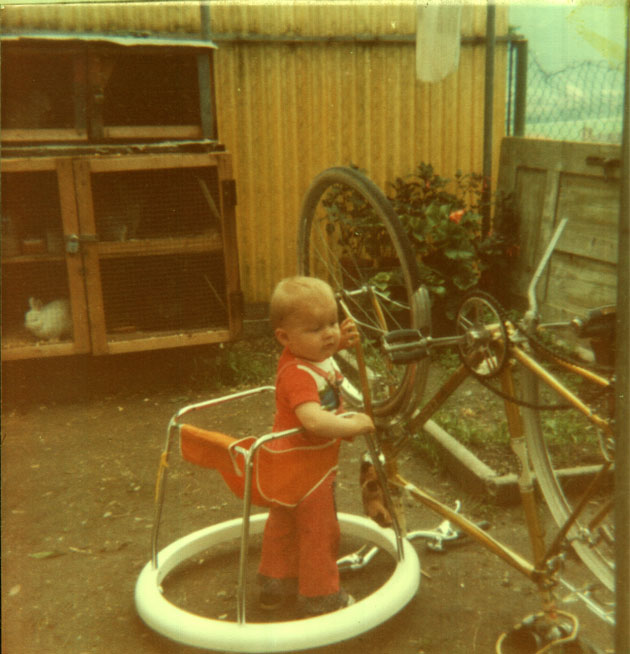 Martin als kleiner Bub beim zangeln am Fahrrad